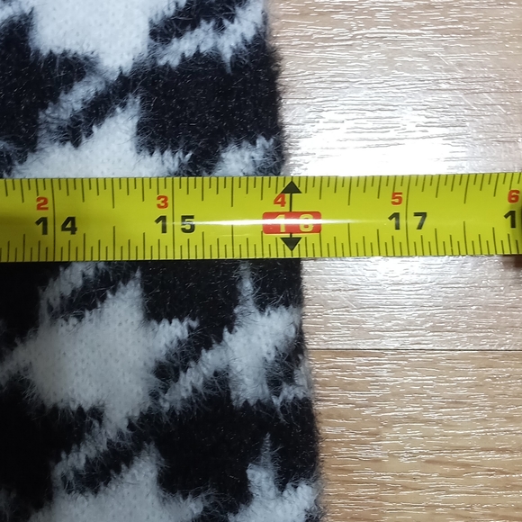 H&M fuzzy mini skirt. EUC. Size xs. - Picture 9 of 9